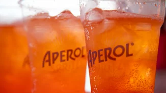 Η μεγαλύτερη έκπληξη του καλοκαιριού σε ένα εκπληκτικό beach party