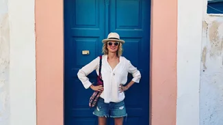 Η Naomi Watts κάνει διακοπές στην πανέμορφη Σαντορίνη