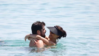 Σίσσυ Φειδά - Γιώργος Ανδρίτσος | Βόλτα για δύο στα σοκάκια της Μυκόνου