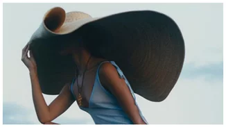 OversizedHat: Το τεράστιο καπέλο που έγινε η απόλυτη τάση του καλοκαιριού