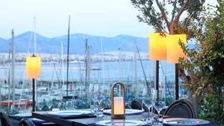 Η νέα πρόταση του Λευτέρη Λαζάρου αποθεώνει το κρέας στην πιο ωραία ταράτσα της πόλης