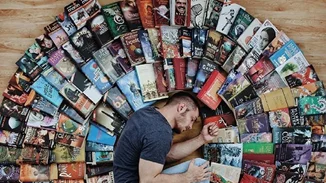 James Trevino | Ο βιβλιοφάγος που κάνει τα βιβλία … τέχνη!