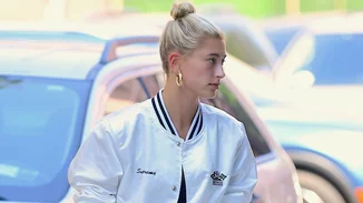 Hailey Baldwin | Εσύ είδες το τεράστιο δαχτυλίδι αρραβώνων της;