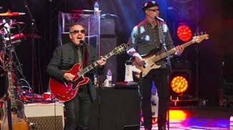 Ο Elvis Costello ακύρωσε την περιοδεία του και αποκάλυψε το σοβαρό πρόβλημα υγείας του