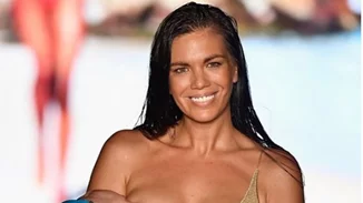 Μοντέλο κάνει πασαρέλα ενώ θηλάζει το μωρό της και στέλνει το δικό της μήνυμα