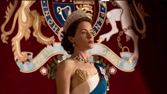 The Crown | Κυκλοφόρησε η φωτογραφία της Βασίλισσας για την τρίτη σεζόν!