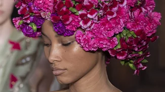 5+1 έντονα χρώματα που είδαμε στην πρόσφατη Εβδομάδα Μόδας Υψηλής Ραπτικής και ερωτευτήκαμε