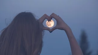 Ολική έκλειψη Σελήνης και Πανσέληνος στον Υδροχόο | Πώς θα σε επηρεάσει;