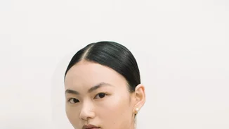 Μπορείς να κάνεις κι εσύ το χτένισμα που είδαμε στο Dior Haute Couture αν διαβάσεις αυτό το άρθρο (Plus: Βήμα βήμα το μακιγιάζ των μοντέλων)