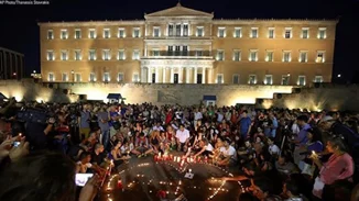 Σιωπηλή συγκέντρωση στο Σύνταγμα για τα θύματα της πυρκαγιάς