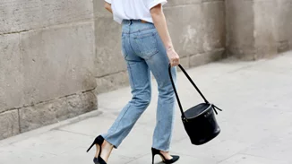 Ξέχνα τα mom jeans - από τη νέα σεζόν όλες θα φοράμε αυτή τη νέα denim τάση