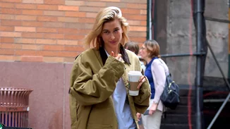 Hailey Baldwin | Stylish look και... γραμμωμένοι κοιλιακοί