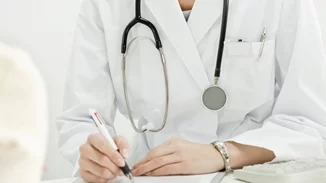 Πώς είναι να είσαι και γυναίκα και γιατρός: Οι σκέψεις και οι δυσκολίες