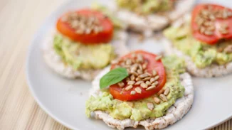 6 ιδέες για γρήγορα και νόστιμα σνακ με ρυζογκοφρέτα