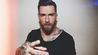 Χρήστος Ζωτιάδης | Δες την κούκλα σύντροφό του!