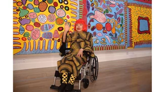 Yayoi Kusama: Παρουσιάζει τα έργα της σε μια εκκεντρική έκθεση στο Λονδίνο
