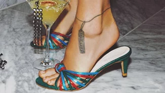 Τα παπούτσια που φορούν όλες οι fashionistas μας θυμίζουν κάτι