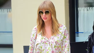 Taylor Swift | Μπορείς να φανταστείς με τι παπούτσια συνδύασε το καλοκαιρινό φόρεμά της;