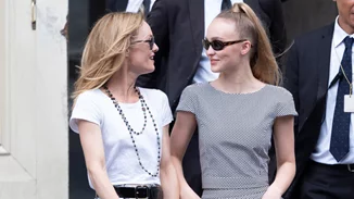 Vanessa Paradis - Lily Rose Depp | Το stylish duo μήτερας-κόρης παρακολούθησε μαζί σήμερα το show του οίκου Chanel