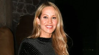 H Aννίτα Ναθαναήλ ποζάρει με μπικίνι στο σαλόνι του σπιτιού της και δείχνει το απίθανο κορμί της