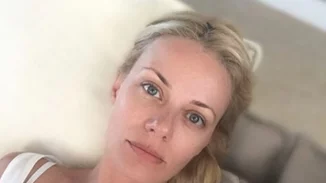 Ζέτα Μακρυπούλια | Δες τον Νίκο Μουτσινά να της βάφει τα μαλλιά!