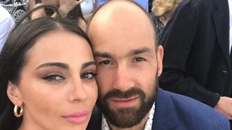 Η Χοψονίδου με το μαγιό και το νεογέννητο στην αγκαλιά | Ο Σπανούλης φτιάχνει τα μαλλιά της κόρης του (pics)