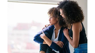 5 τρόποι για να παρηγορήσεις κάποιον που νιώθει άσχημα