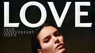 Η Kendall Jenner ποζάρει topless μέσα σε μία λίμνη