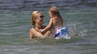 Βίκυ Καγιά-Παιχνίδια με τη μικρή Μπιάνκα στην παραλία!