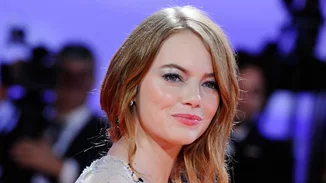 Emma Stone: Έχουμε κάποιες ενστάσεις για την 1η της εμφάνιση στο κόκκινο χαλί του Φεστιβάλ Βενετίας