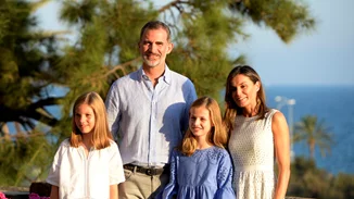 Οι κόρες της Λετίσια της Ισπανίας διαβάζουν Δον Κιχώτη στην καραντίνα τους