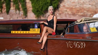 Lady Gaga | Η διαφορετική άφιξη της στο Φεστιβάλ της Βενετίας