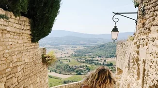 H αγαπημένη τσάντα των Γαλλίδων είναι και φέτος στη μόδα