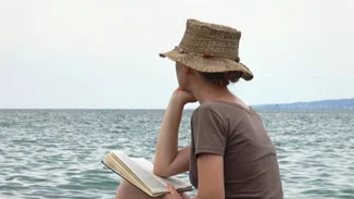 Διάβασμα στην παραλία: Ο δεκάλογος του «σωστού αναγνώστη»