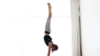 Handstand | Δες τις ασκήσεις που θα σε βοηθήσουν να το πετύχεις!