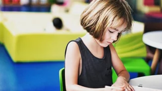 Οι 4 φάσεις που περνούν παιδιά και γονείς κατά τη μετάβαση από το Δημοτικό στο Γυμνάσιο