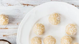 2 συνταγές για γλυκά ΧΩΡΙΣ ψήσιμο: Μπάλες καρύδας και μπουκιές με βούτυρο αμυγδάλου