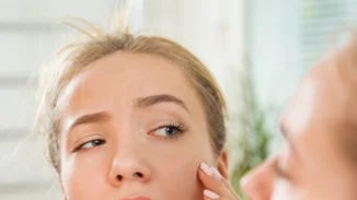 Πώς θα φύγει η ακμή; Μόνο αν ξέρεις τους 6 λόγους που στην προκαλούν