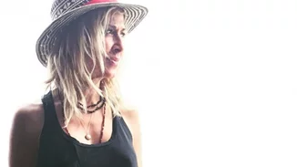 Άννα Βίσση | Ποζάρει με μαγιό σε σκάφος στη Φολέγανδρο