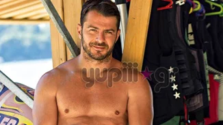 Γιώργος Αγγελόπουλος | Φωτογραφίζεται μόνο με το μαγιό του