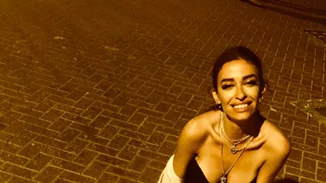 Ελένη Φουρέιρα | Ποζάρει topless με φόντο το ηλιοβασίλεμα