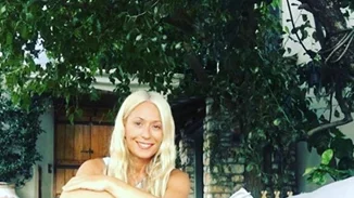 Μαρία Μπακοδήμου | Δες τη να χορεύει με βρεγμένα μαλλιά και σορτσάκι