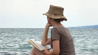 Διάβασμα στην παραλία: Ο δεκάλογος του «σωστού αναγνώστη»