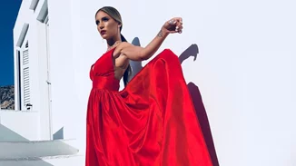 Αθηνά Οικονομάκου | Η εκθαμβωτική εμφάνισή της στο γάμο της Χριστίνας Μπόμπα