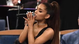 Ariana Grande | Η άσεμνη χειρονομία του ιερέα στην κηδεία της Aretha Franklin
