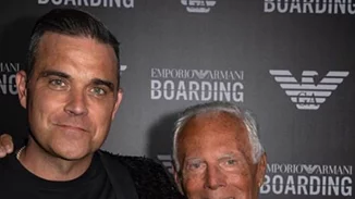 Robbie Williams | Τραγούδησε με φούστα στην Εβδομάδα Μόδας του Μιλάνου