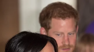 Δες το τρυφερό βίντεο με τον Πρίγκιπα Harry να φτιάχνει τα μαλλιά της Meghan (μα τι σύζυγος)!