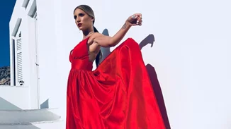 #SakisChristina | Το εντυπωσιακό κόκκινο φόρεμα της Αθηνάς Οικονομάκου κάπου το είχαμε ξαναδεί