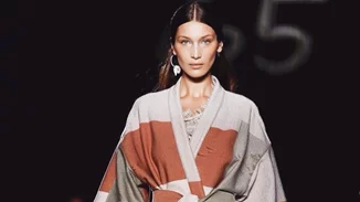 Bella Hadid | To πιο stylish look στη βροχερή Εβδομάδα Μόδας στο Παρίσι