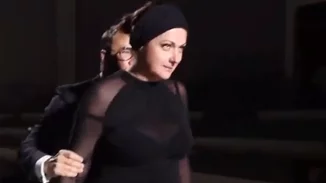 H Celeste Barber «περπατά» στην πασαρέλα για τον Tom Ford και μας χαρίζει άφθονο γέλιο